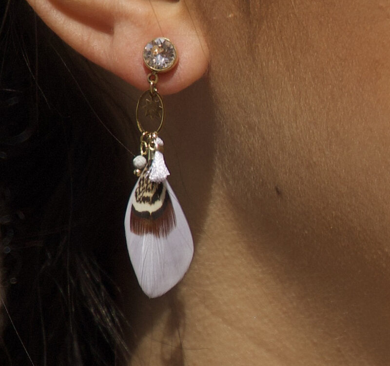 Boucles d'oreilles dorées plume naturelle blanche et cristal de Swarovski© Silk
