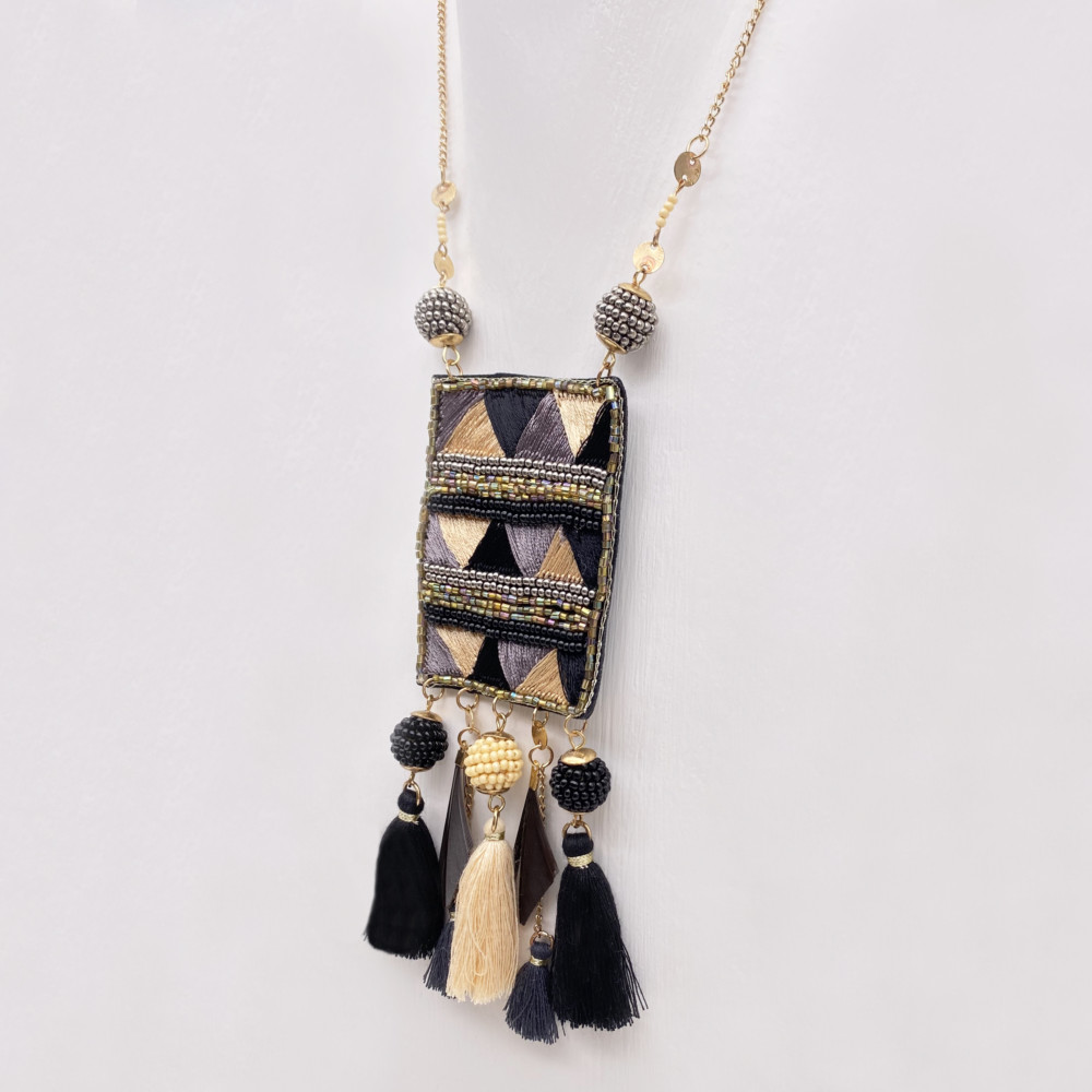 Collier pendentif avec tissage géométrique, pompons et plumes